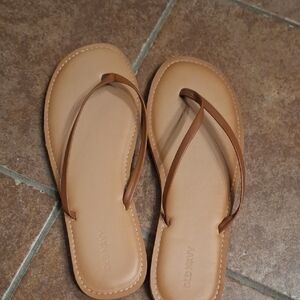 Old Navy Women's Tan Strap Flip Sandals Size 10